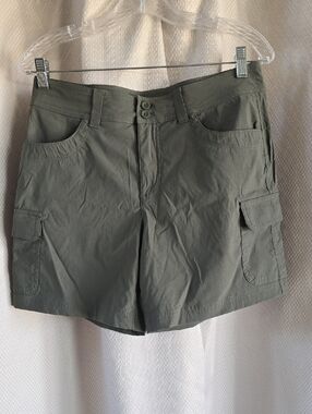 Women’s  Eddie Bauer Cargo Shorts in Olive Green Size 8